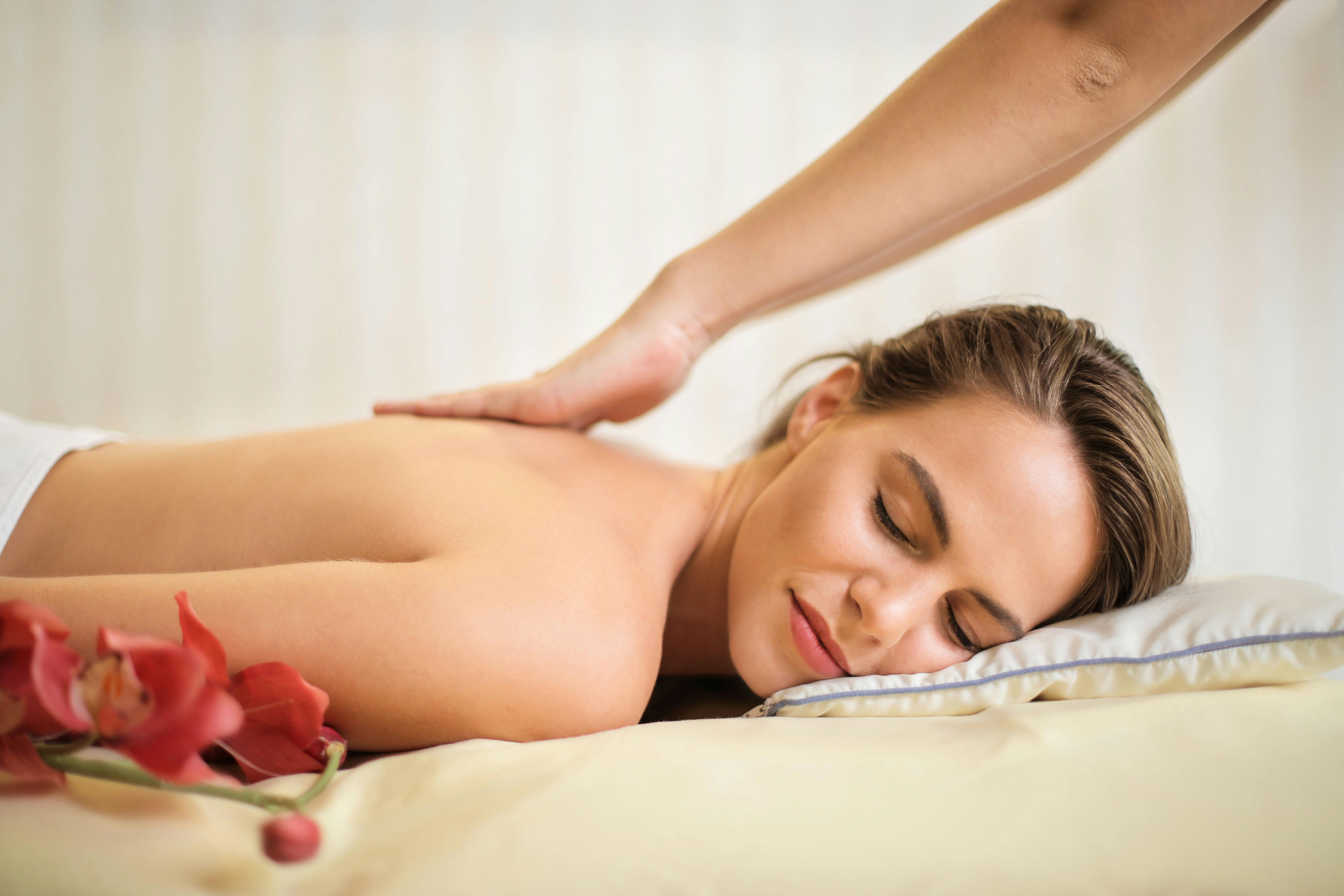Ambiente de spa sereno com óleos de massagem e flores