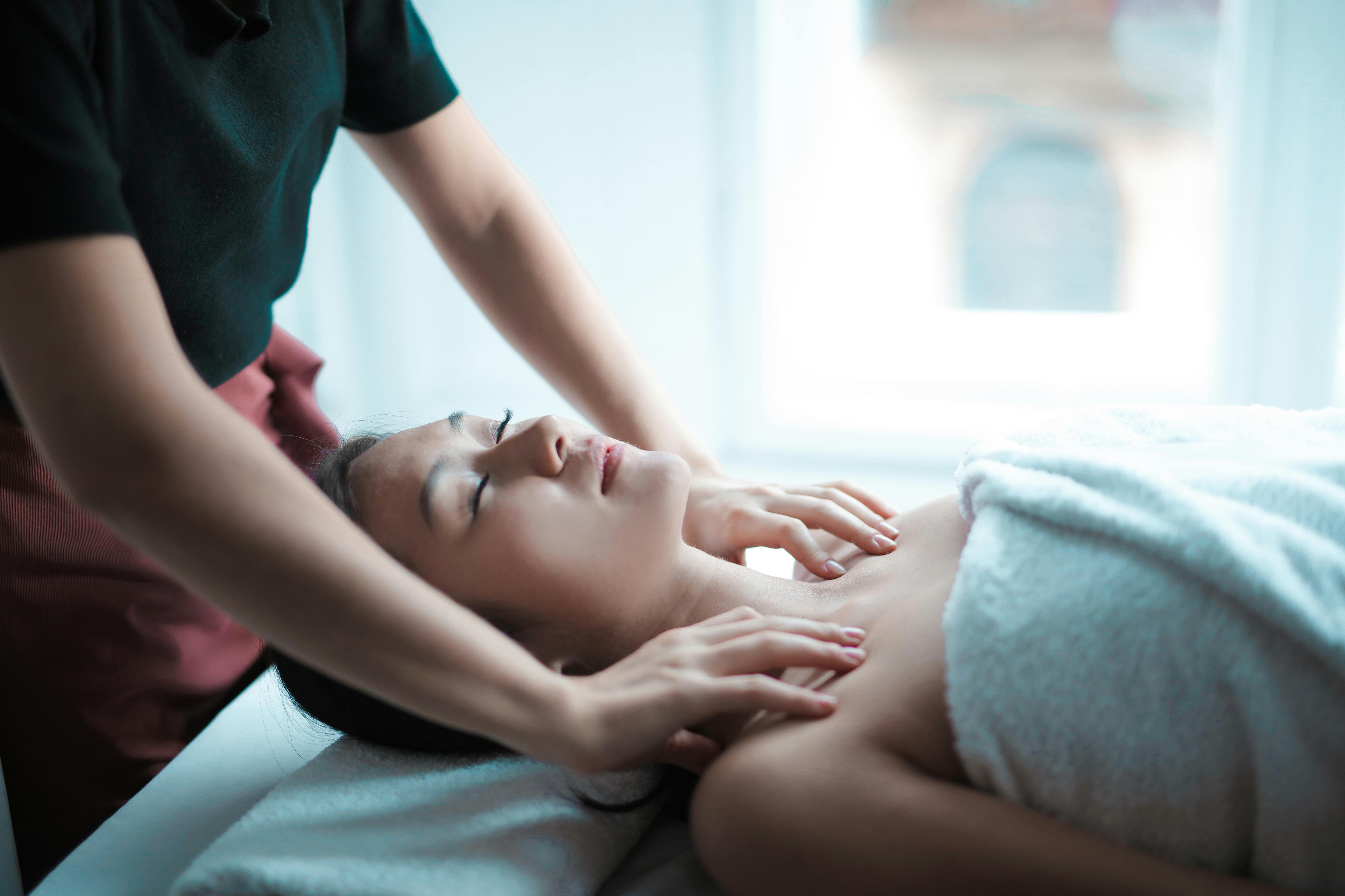 Mulher a receber uma massagem de relaxamento num ambiente de spa