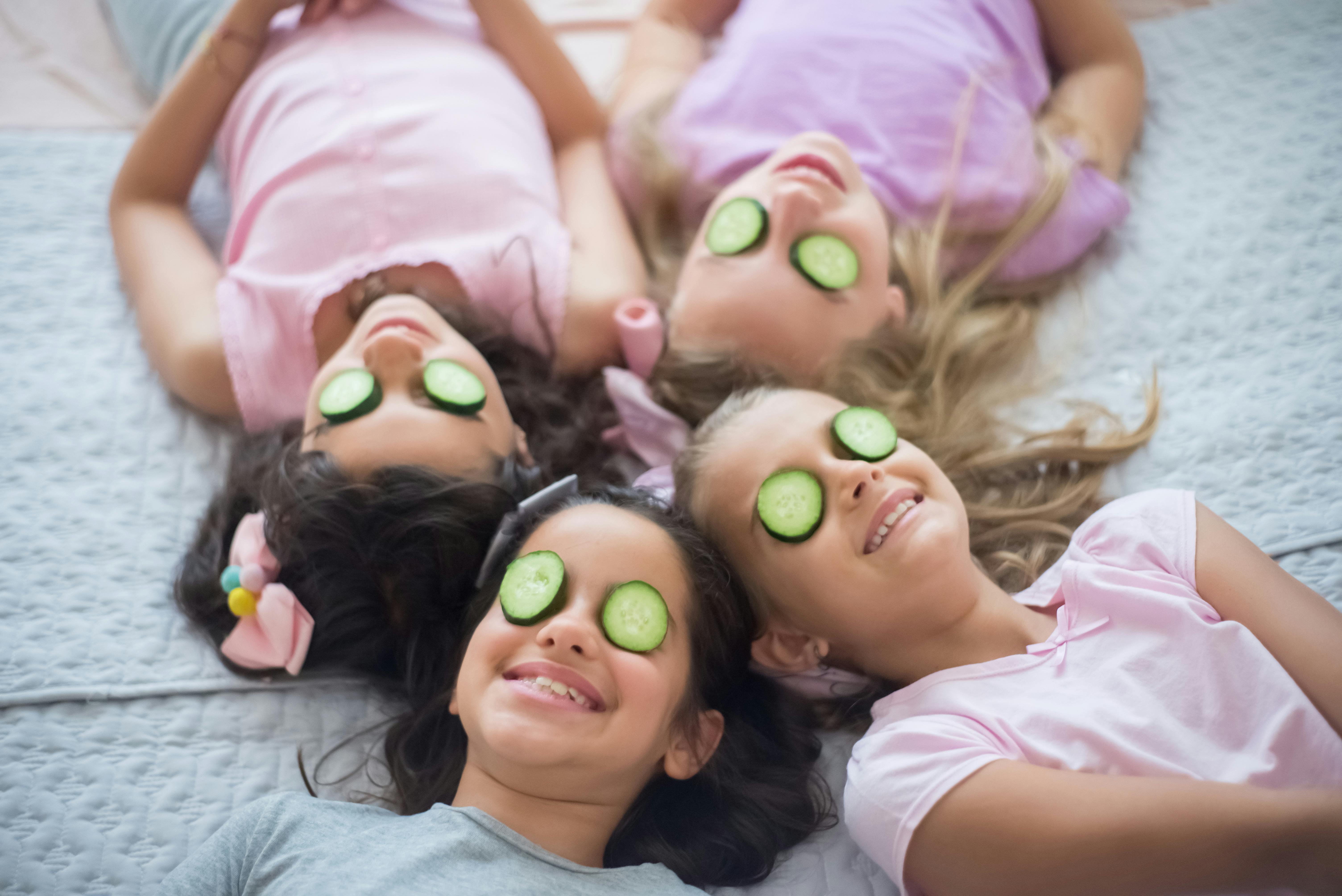 Criança sorridente a receber uma massagem relaxante num ambiente calmo