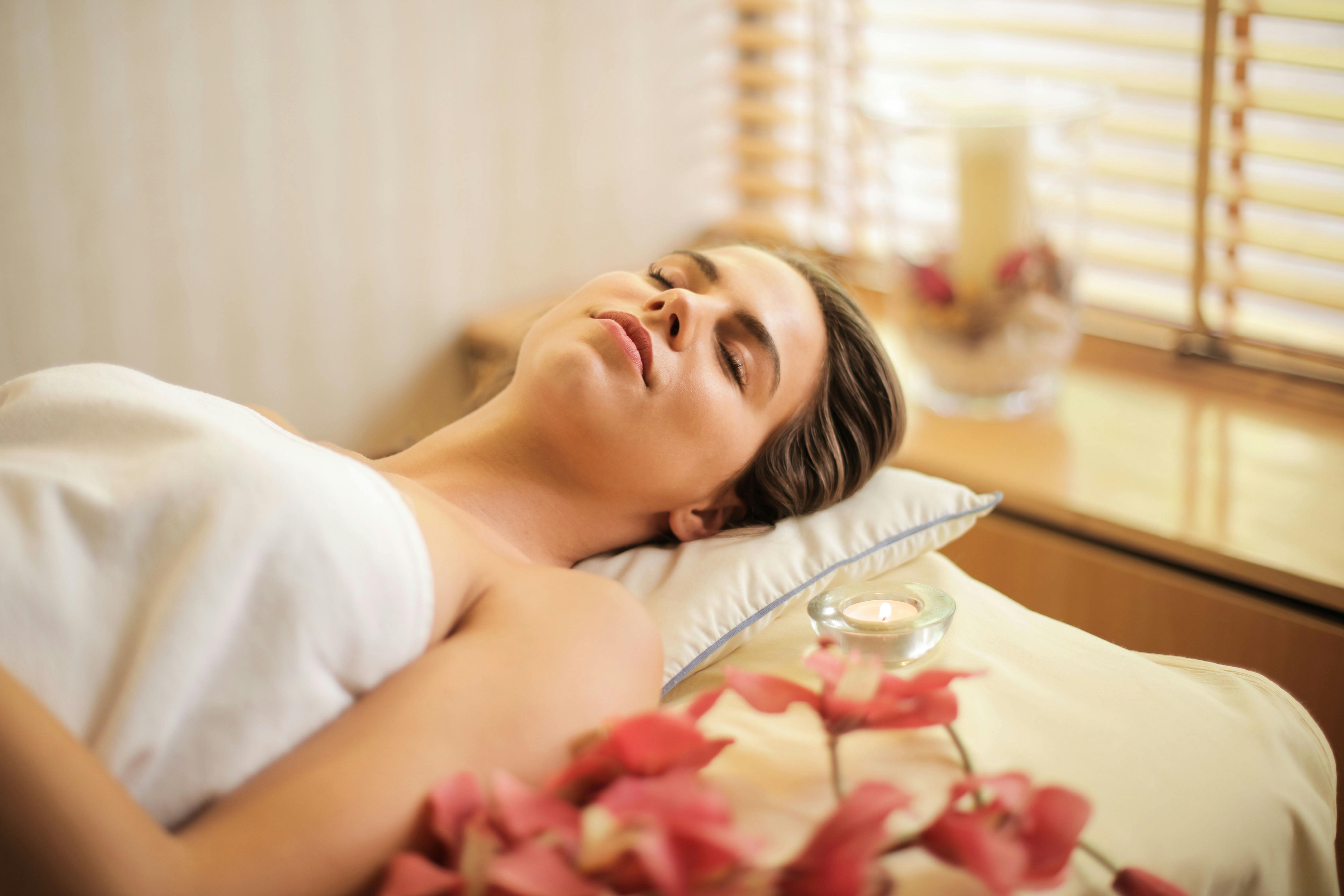 Noiva a relaxar num spa com flores e velas, antes do casamento