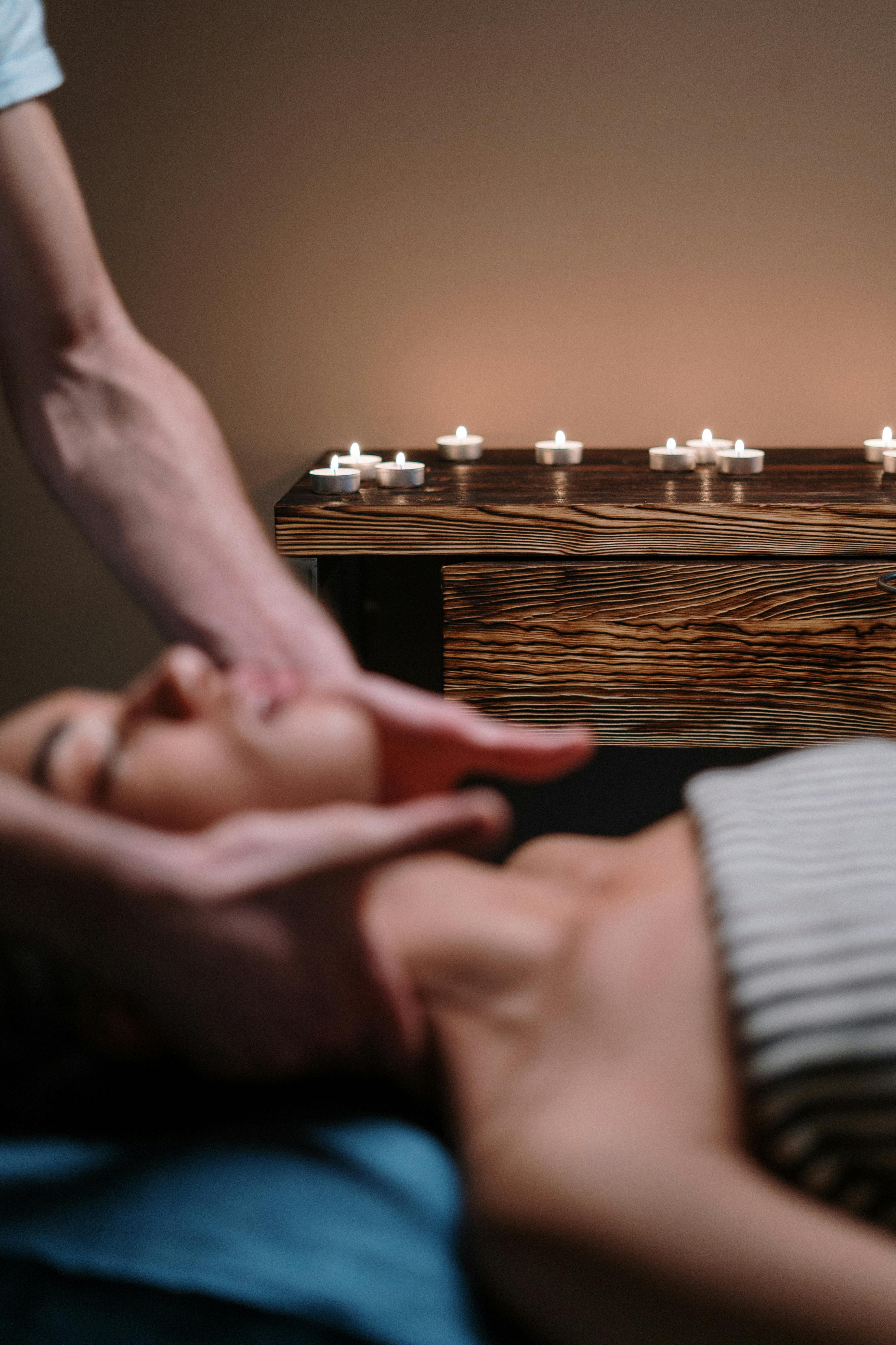Massagista a aplicar uma massagem terapêutica nas costas de um cliente